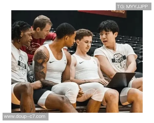 杨瀚森轰21分各界说啥？苏群点赞进攻，队记曝内情，教练高度评价